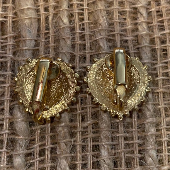 Vintage clip-on earrings. Faux ruby and gold. Perfect for Valentine’s Day! - Picture 2 of 3